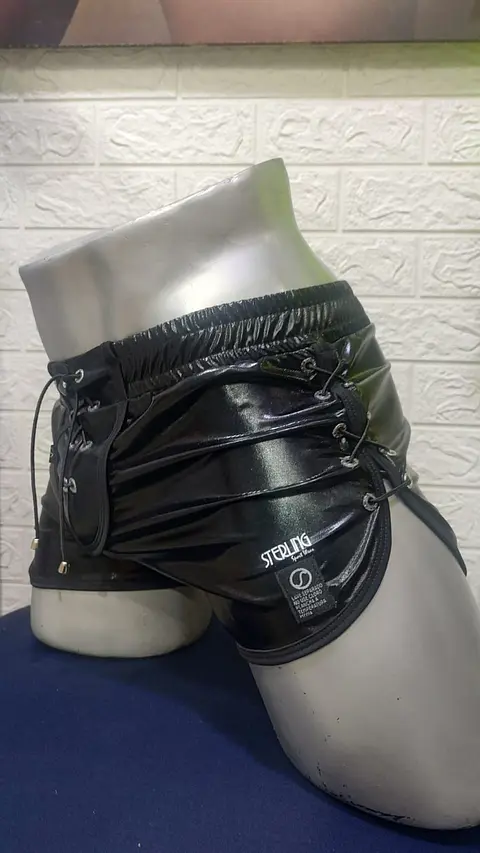 SHORT EN CUERO SINTETICO CON AMARRES