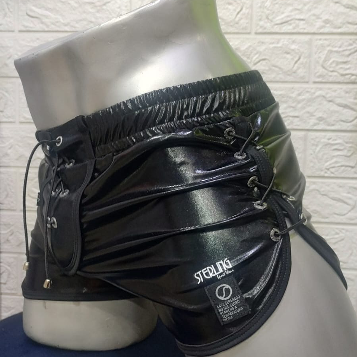 SHORT EN CUERO SINTETICO CON AMARRES 2