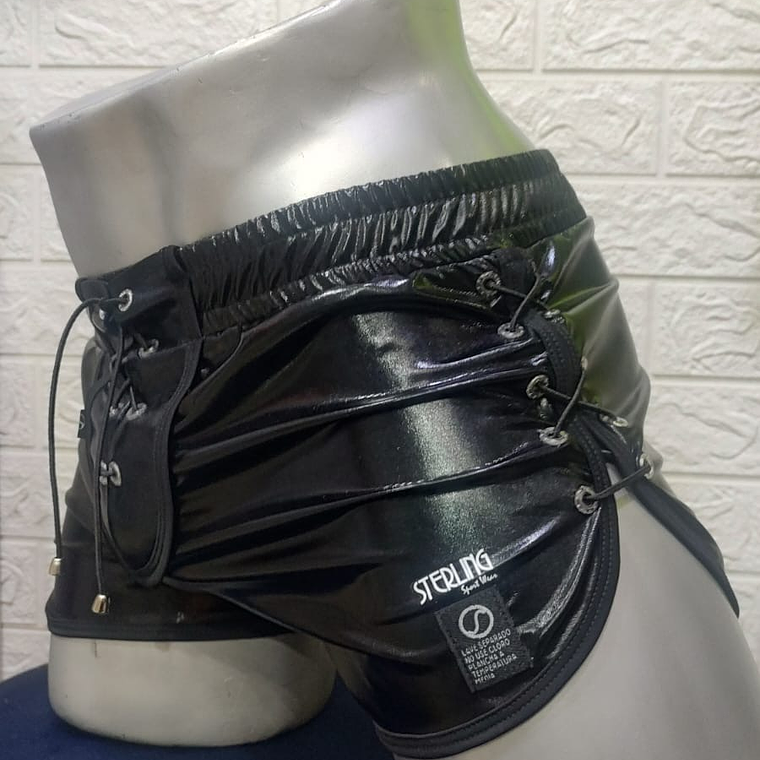 SHORT EN CUERO SINTETICO CON AMARRES 2