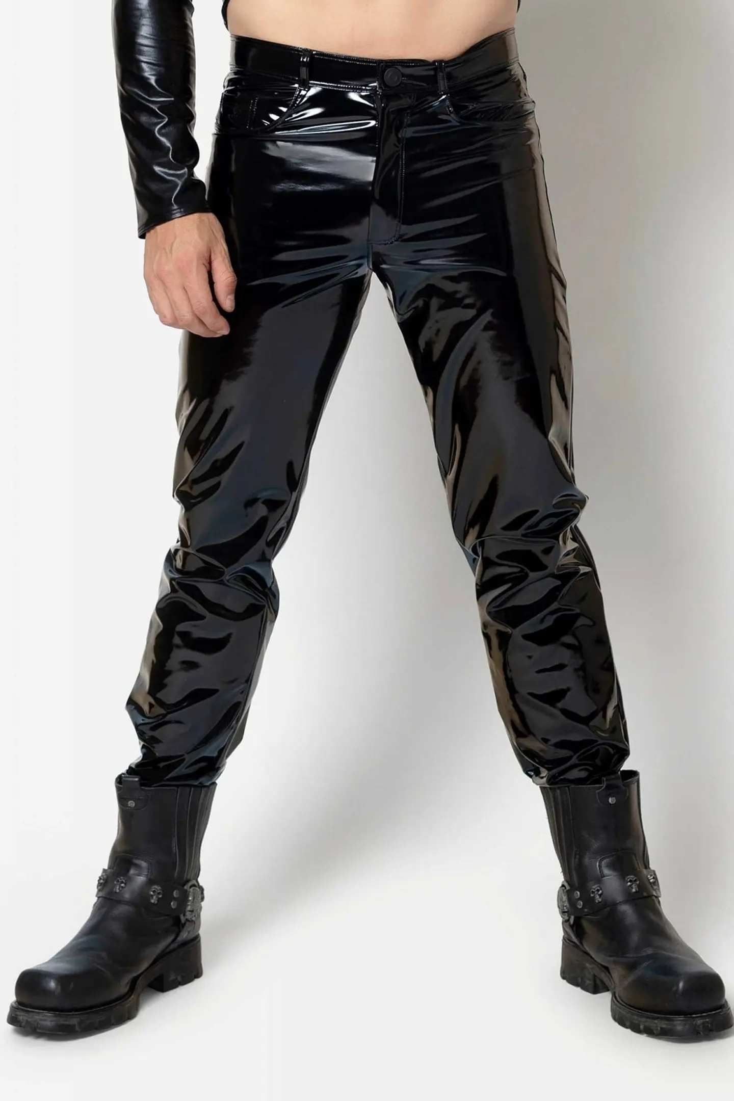 PANTALON EN CHAROL LATEX PARA HOMBRE 3