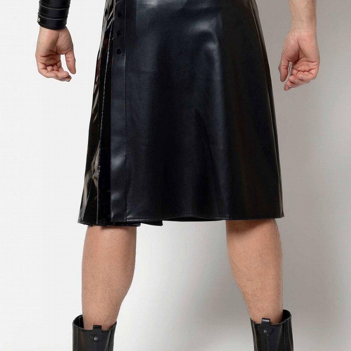 FALDA BDSM EN CUEROTEX Y SHAROL PARA HOMBRE 5