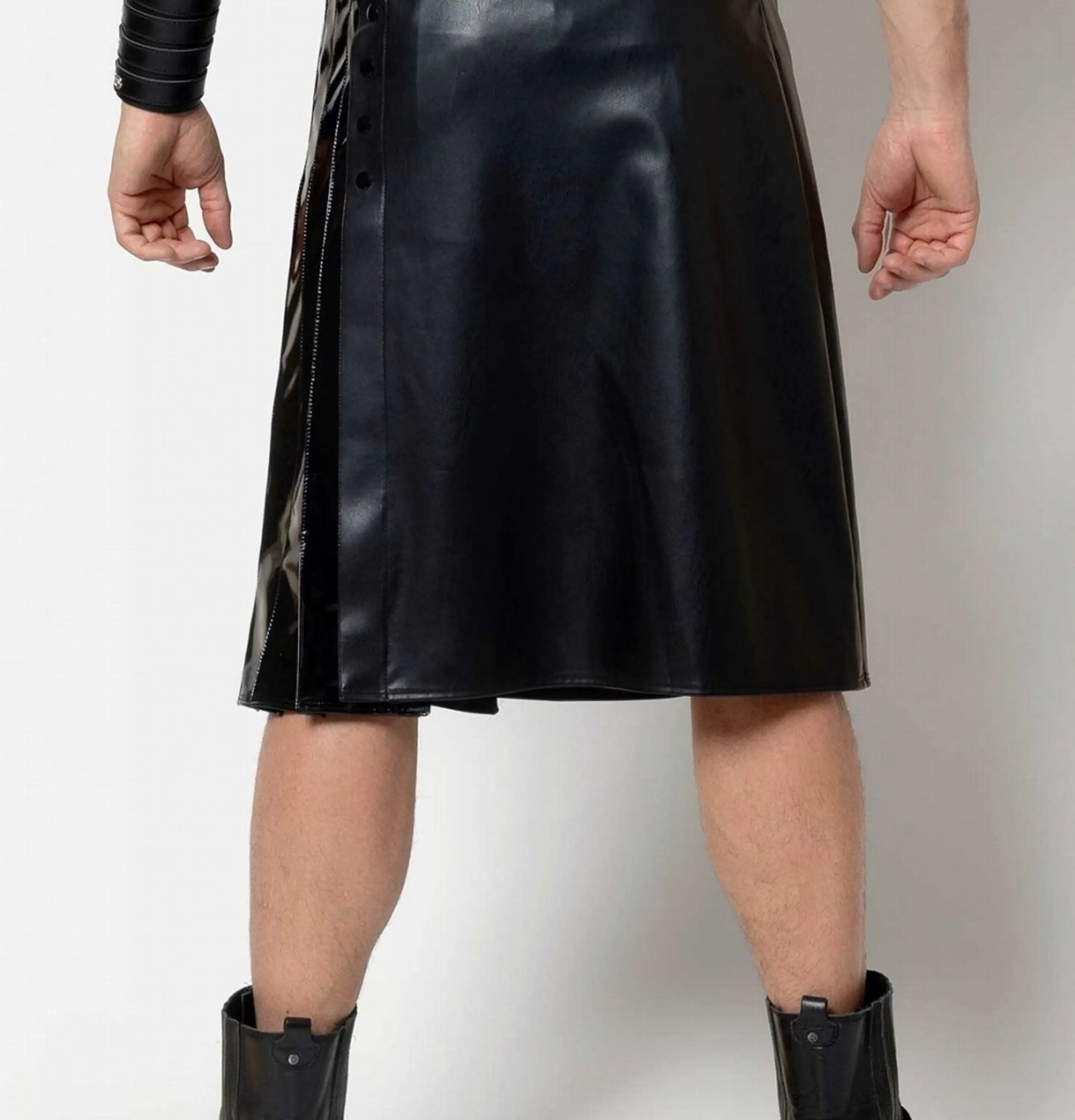 FALDA BDSM EN CUEROTEX Y SHAROL PARA HOMBRE 5