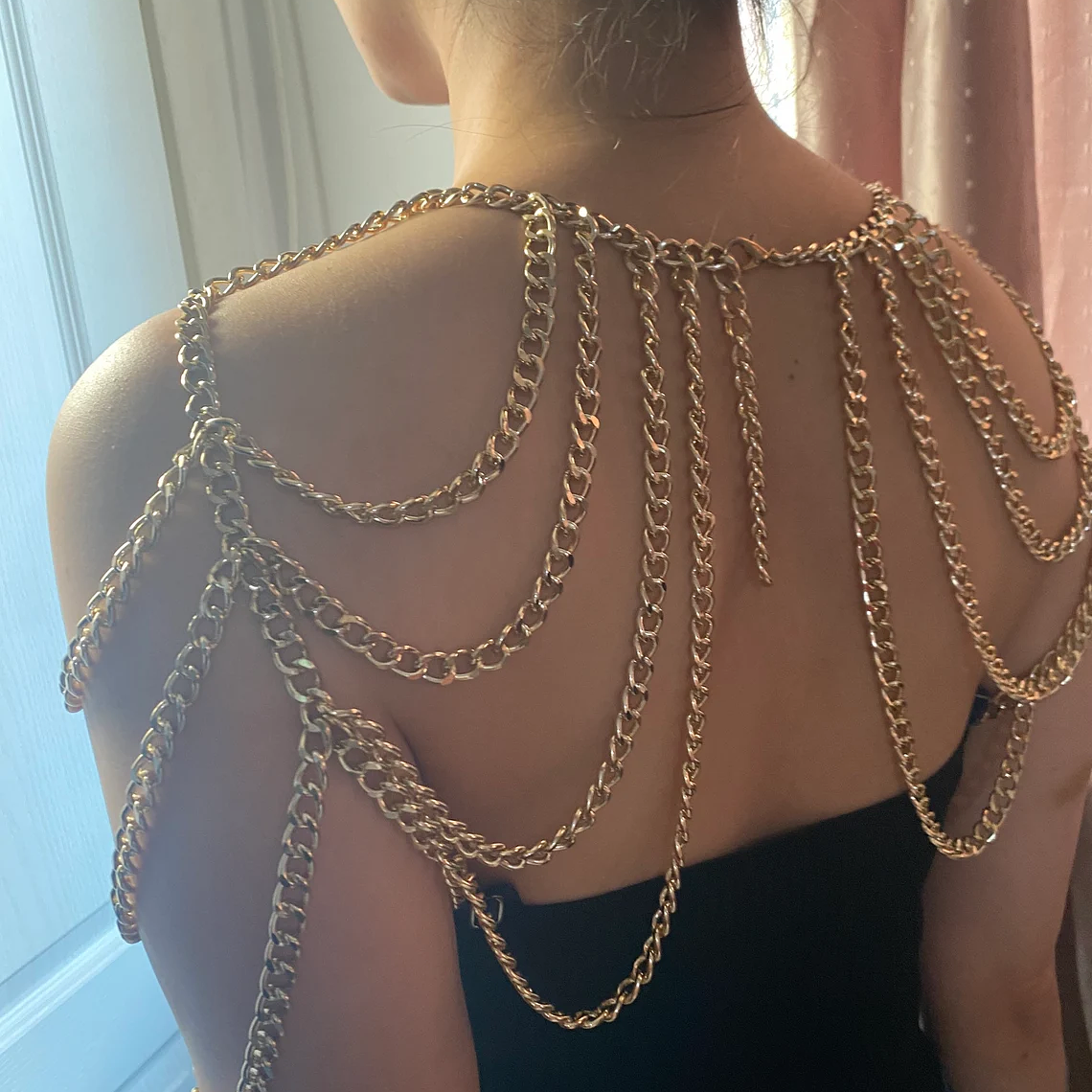 CADENA DE HOMBRO MULTICAPA DORADA UNISEX 5