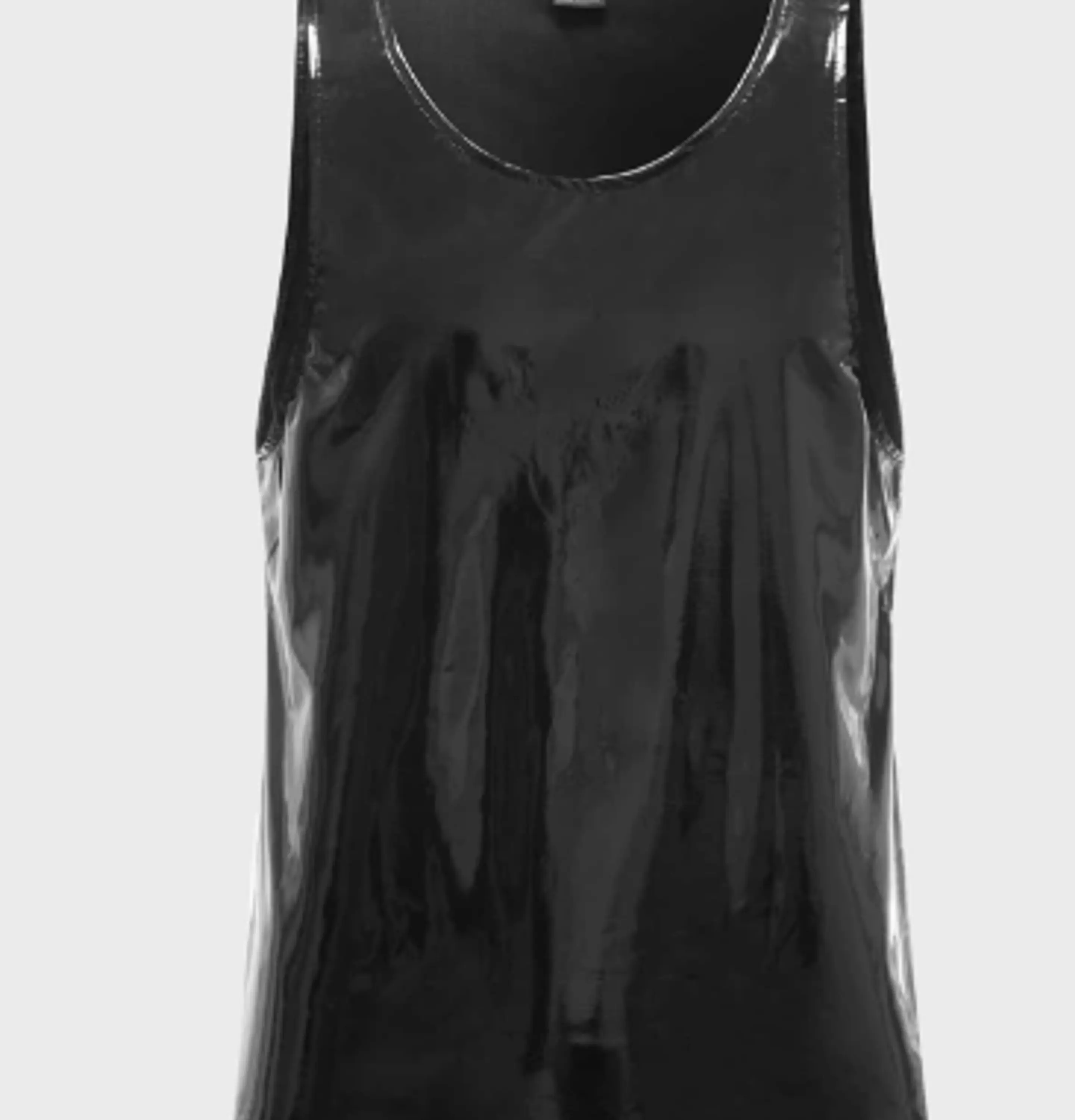 CONJUNTO SHORT Y CAMISETA  EN SHAROL LATEX CON APERTURA AL LADO 2