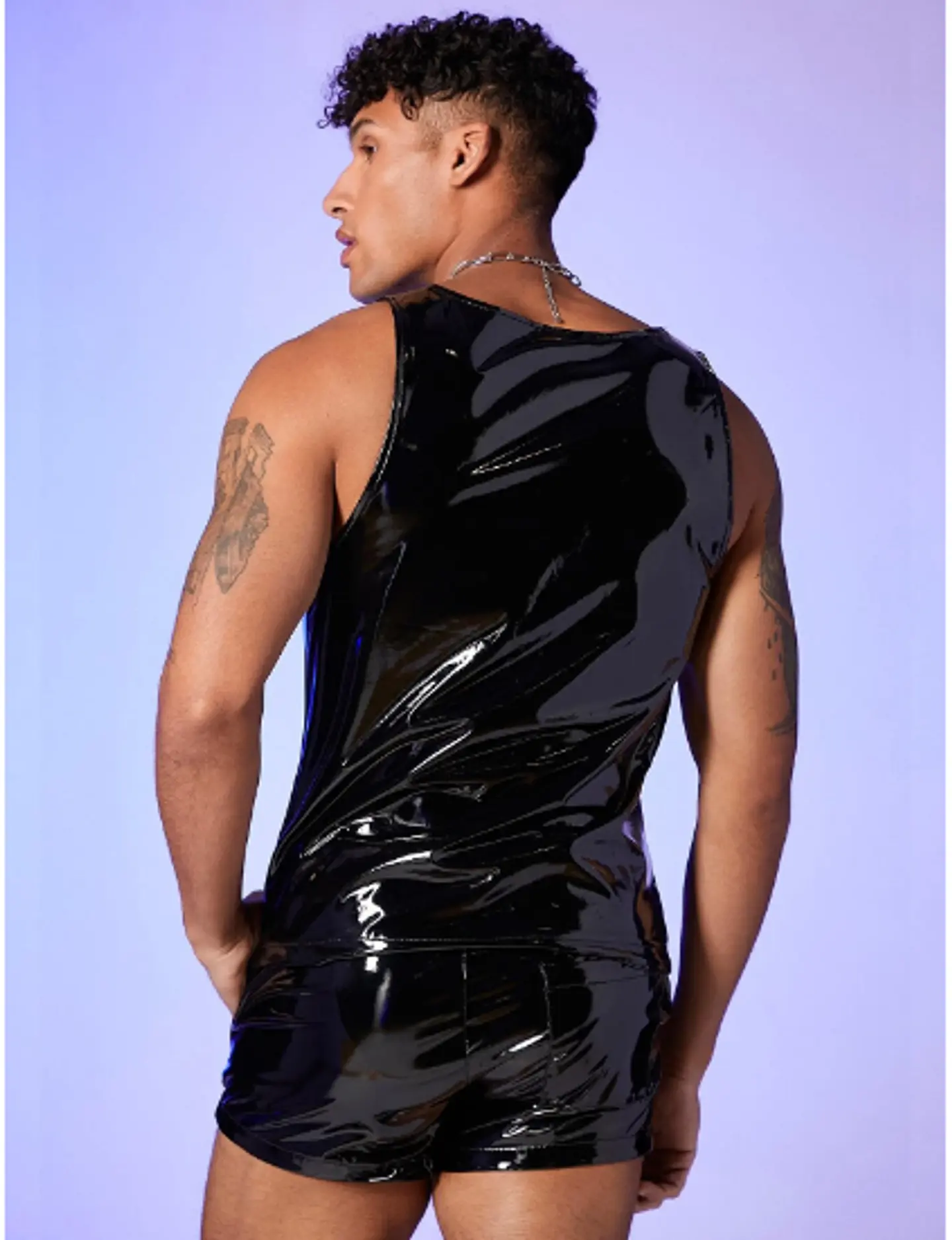 CONJUNTO SHORT Y CAMISETA  EN SHAROL LATEX CON APERTURA AL LADO 3