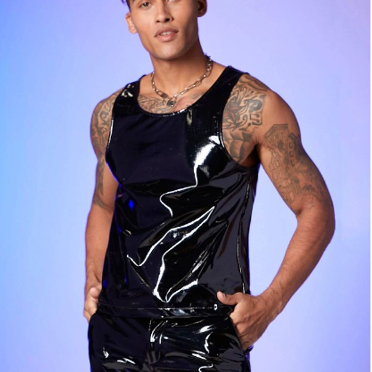 CONJUNTO SHORT Y CAMISETA  EN SHAROL LATEX CON APERTURA AL LADO 1