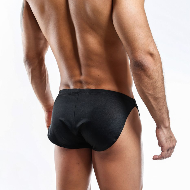 SHORT CORTO CON ABERTURA Y REALCE 2