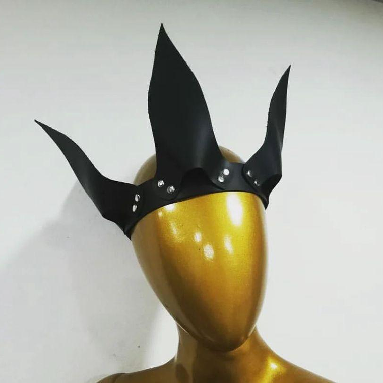 CORONA EN CUERO SINTETICO 2