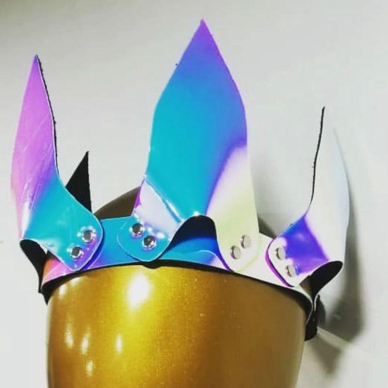 CORONA EN CUERO SINTETICO 3