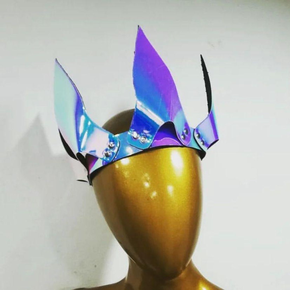 CORONA EN CUERO SINTETICO 4