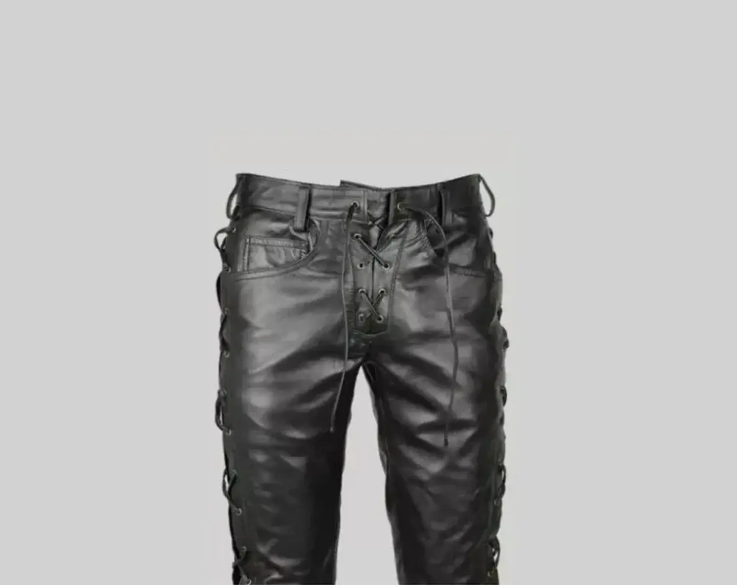 PANTALON EN CUERO SINTETICO CON CUERDA LATERAL 6