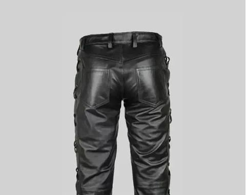 PANTALON EN CUERO SINTETICO CON CUERDA FRONTAL