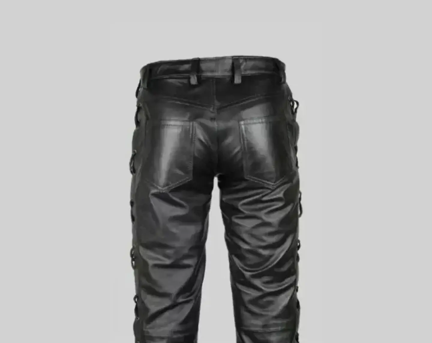 PANTALON EN CUERO SINTETICO CON CUERDA FRONTAL 2