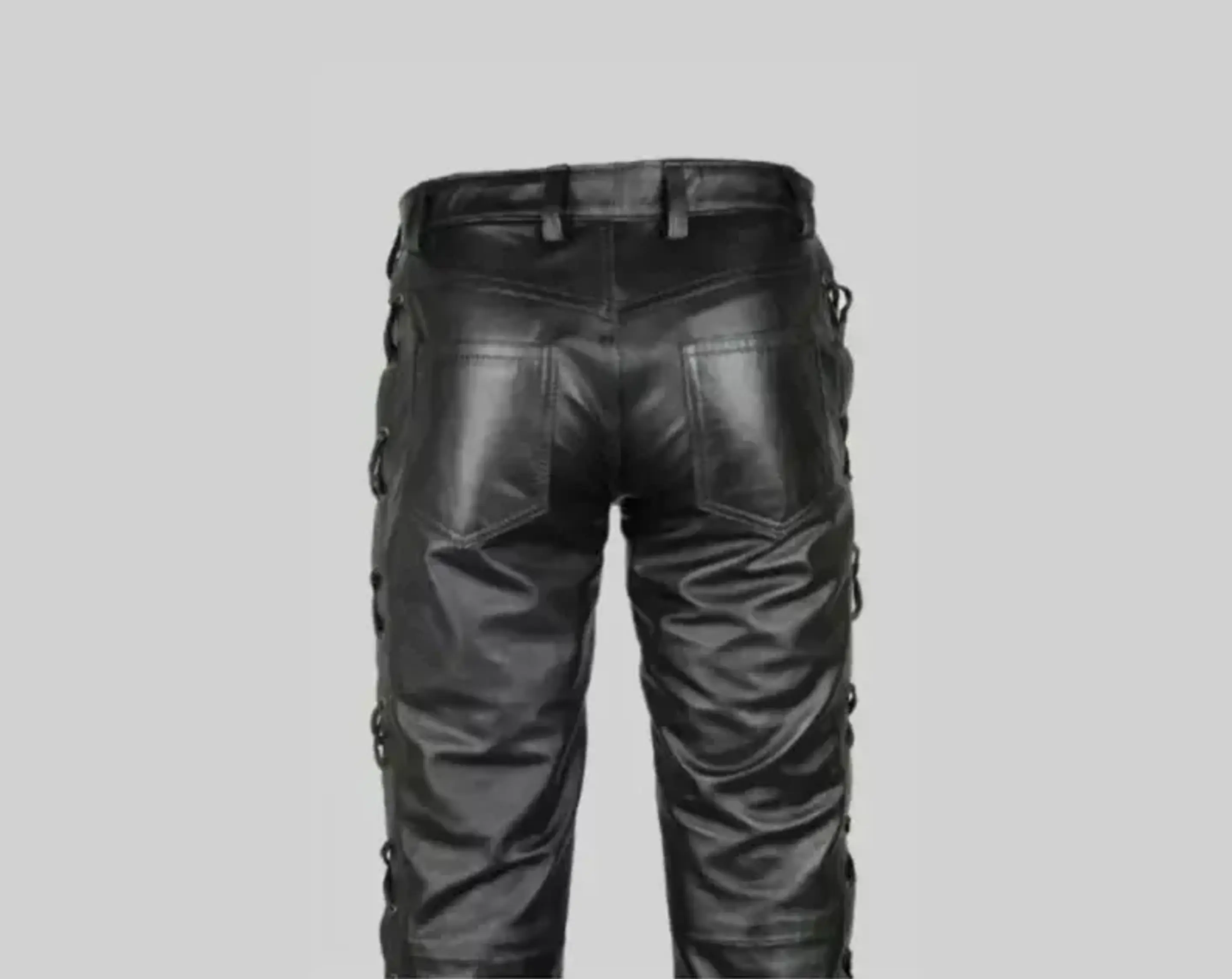 PANTALON EN CUERO SINTETICO CON CUERDA FRONTAL 2