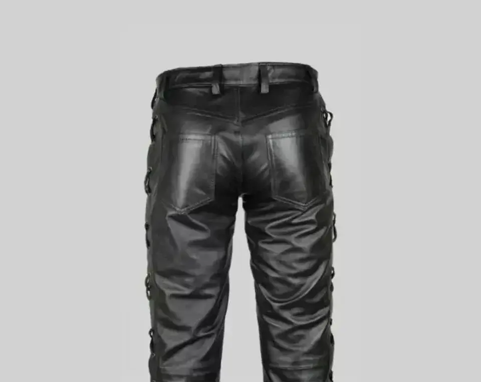 PANTALON EN CUERO SINTETICO CON CUERDA FRONTAL 2