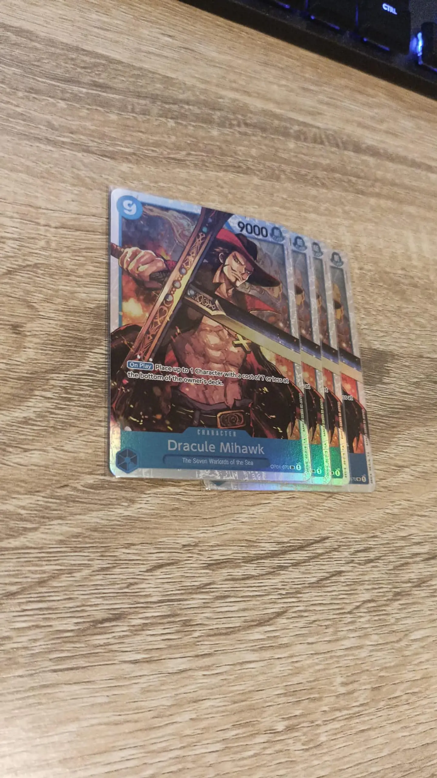 Dracule Mihawk - OP01-070 (Playset) 1