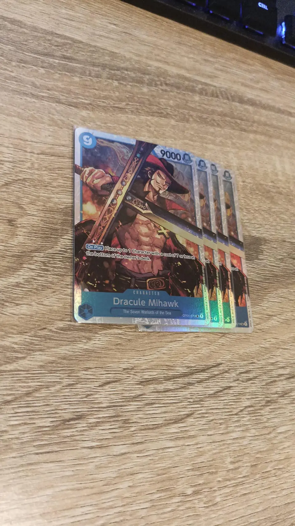 Dracule Mihawk - OP01-070 (Playset) 1