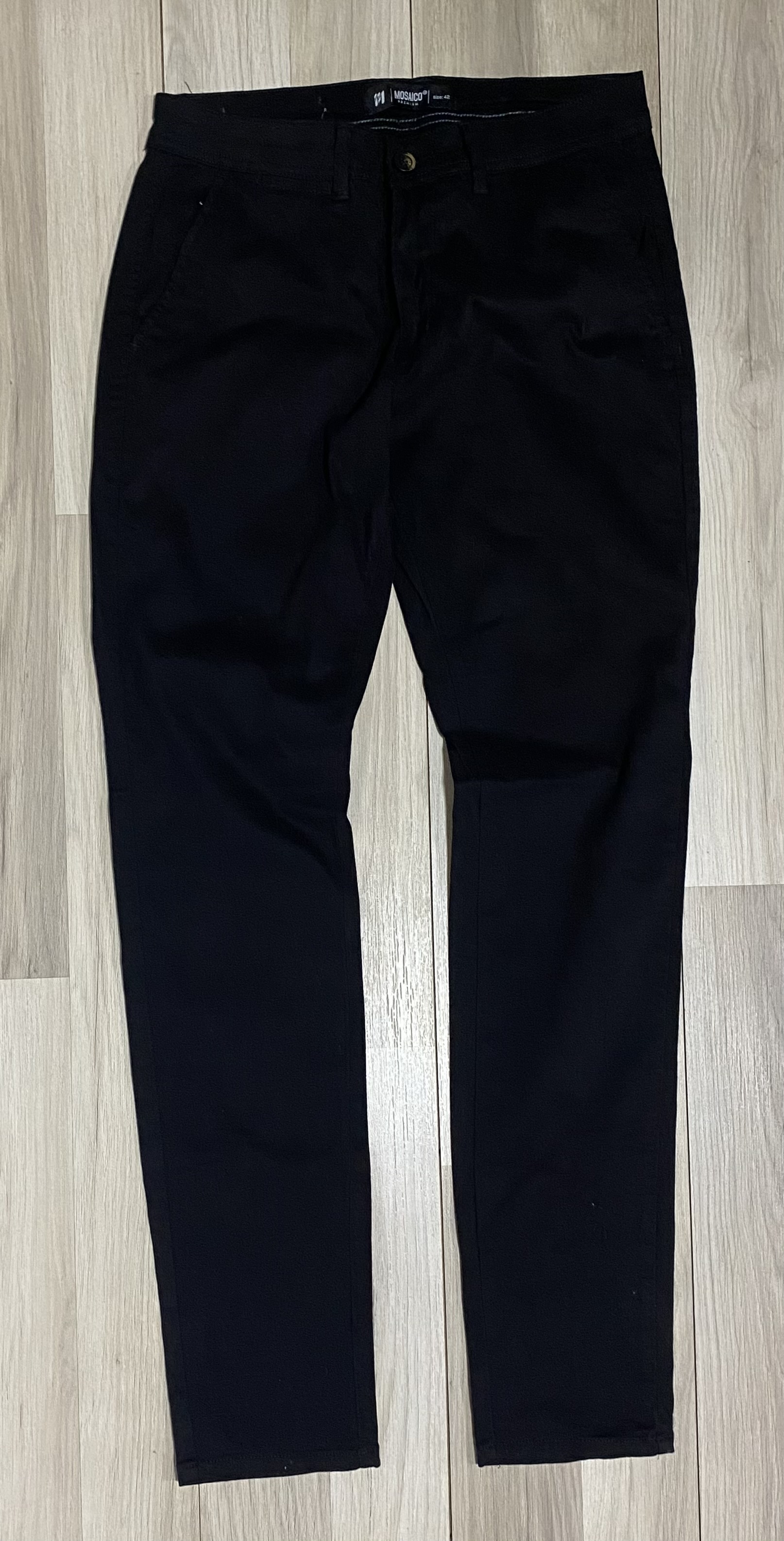 Pantalon tipo chino negro slim fit elasticado