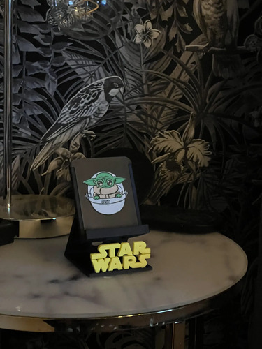 Soporte Escritorio Para Teléfono Versión Baby Yoda 2