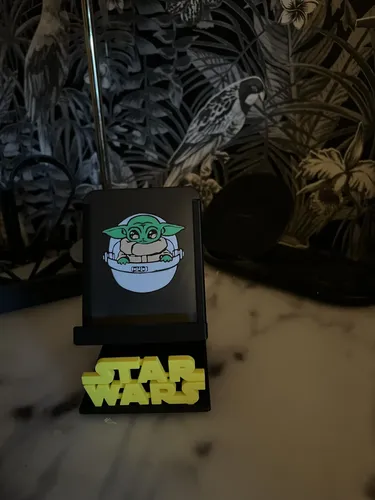 Soporte Escritorio Para Teléfono Versión Baby Yoda 3