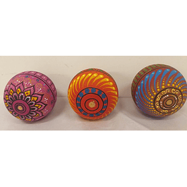 Esferas artesanales de Madera de Copal pintadas a mano