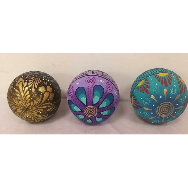 Esferas artesanales de Madera de Copal pintadas a mano