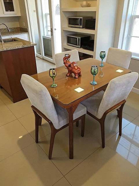 Juego de comedor 4 sillas Nairobi + Mesa lápiz + tablero de madera + Vidrio 