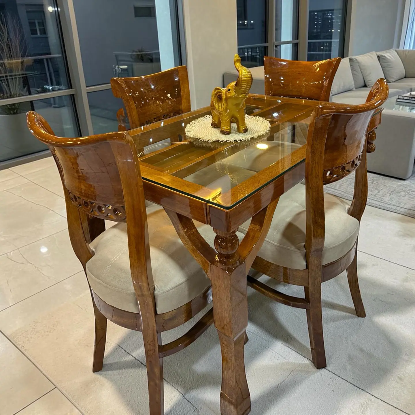 Juego de comedor 4 sillas Verona + Mesa torneada  1