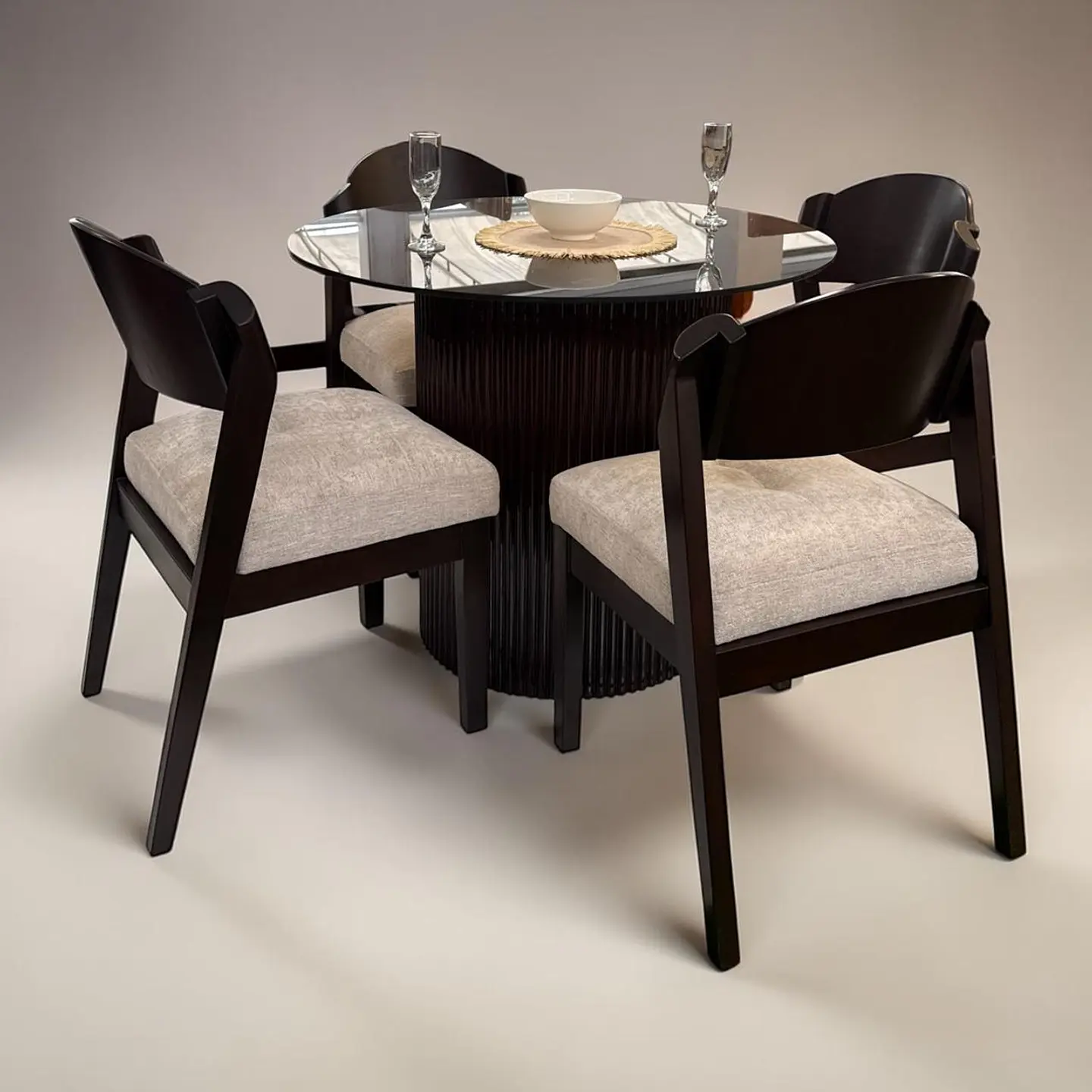 Juego de comedor 4 sillas Carmona + Base tallada + Vidrio  1