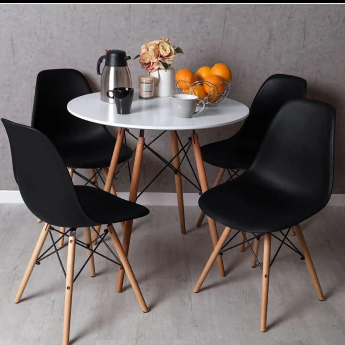 Mesa Redonda 80cm + 4 Sillas Eames 4