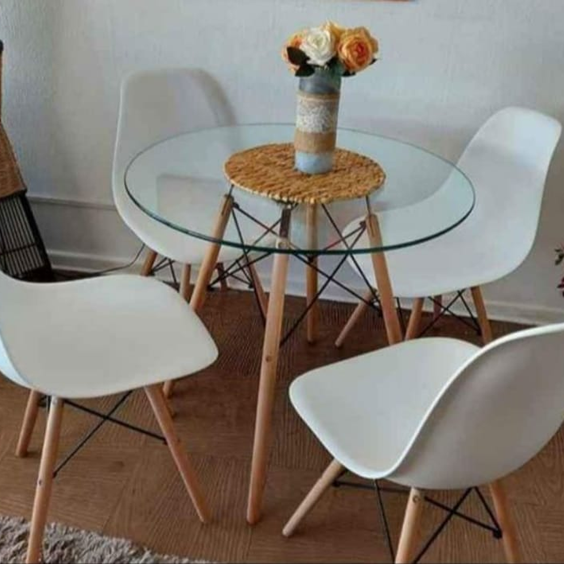 Mesa Redonda Vidrio 80cm + 4 sillas Eames 1