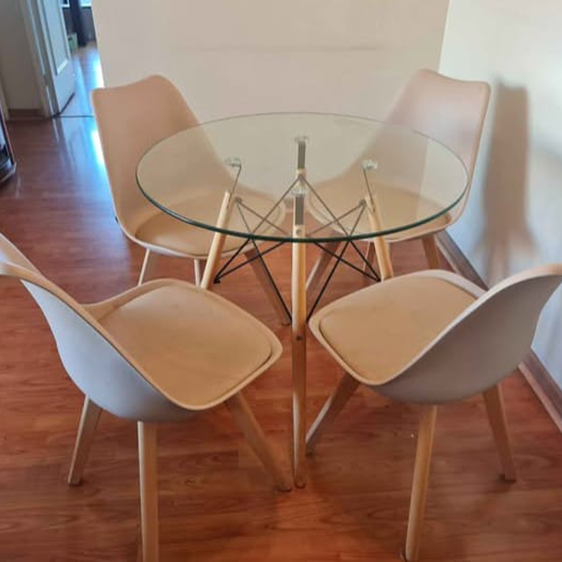 Mesa Vidrio 80 cm + 4 Sillas Tulip 4