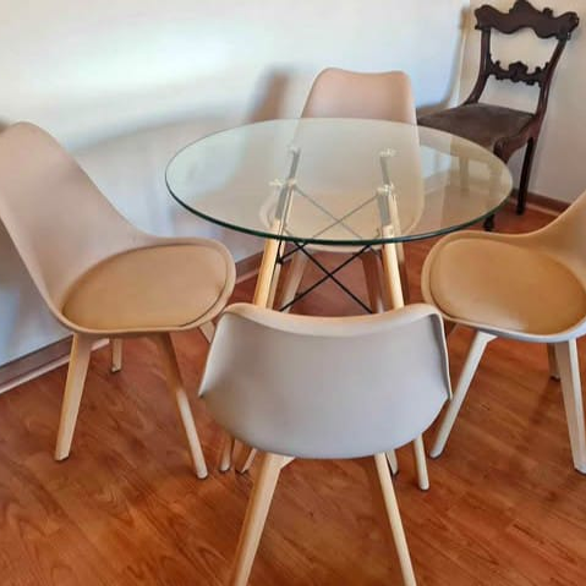 Mesa Vidrio 80 cm + 4 Sillas Tulip 5