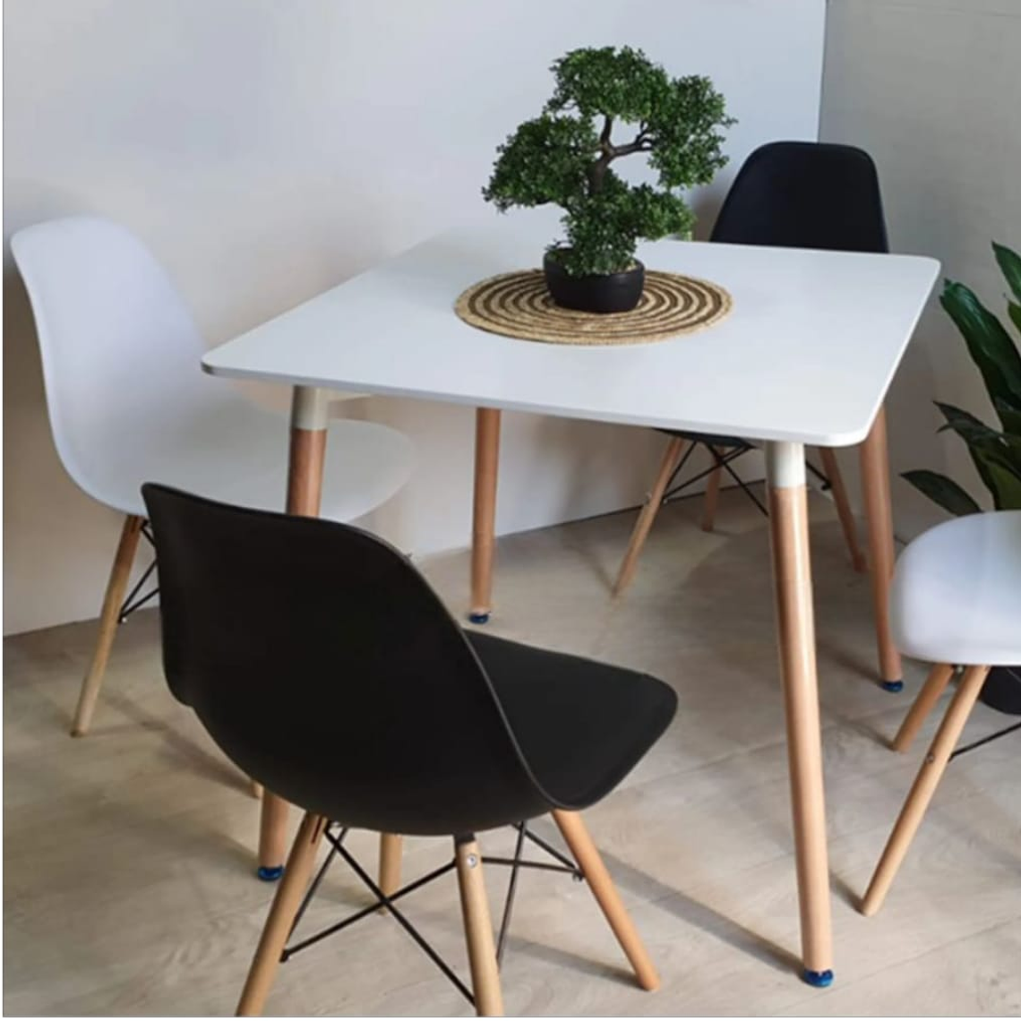 Mesa Cuadrada Melamina 80 x 80 + 4 Sillas Eames 2