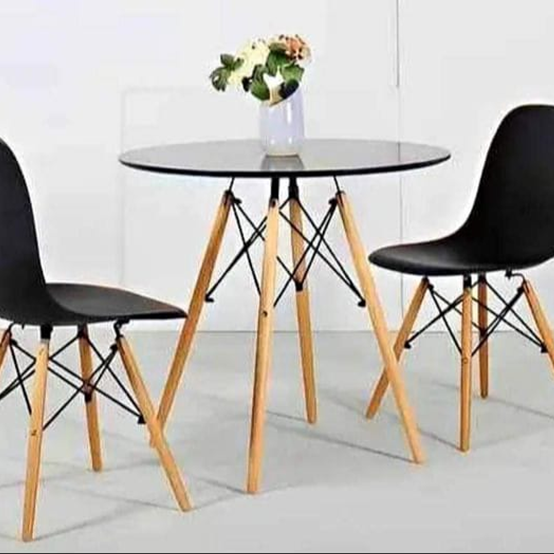 Mesa Redonda 80cm blanca + 2 Eames 1