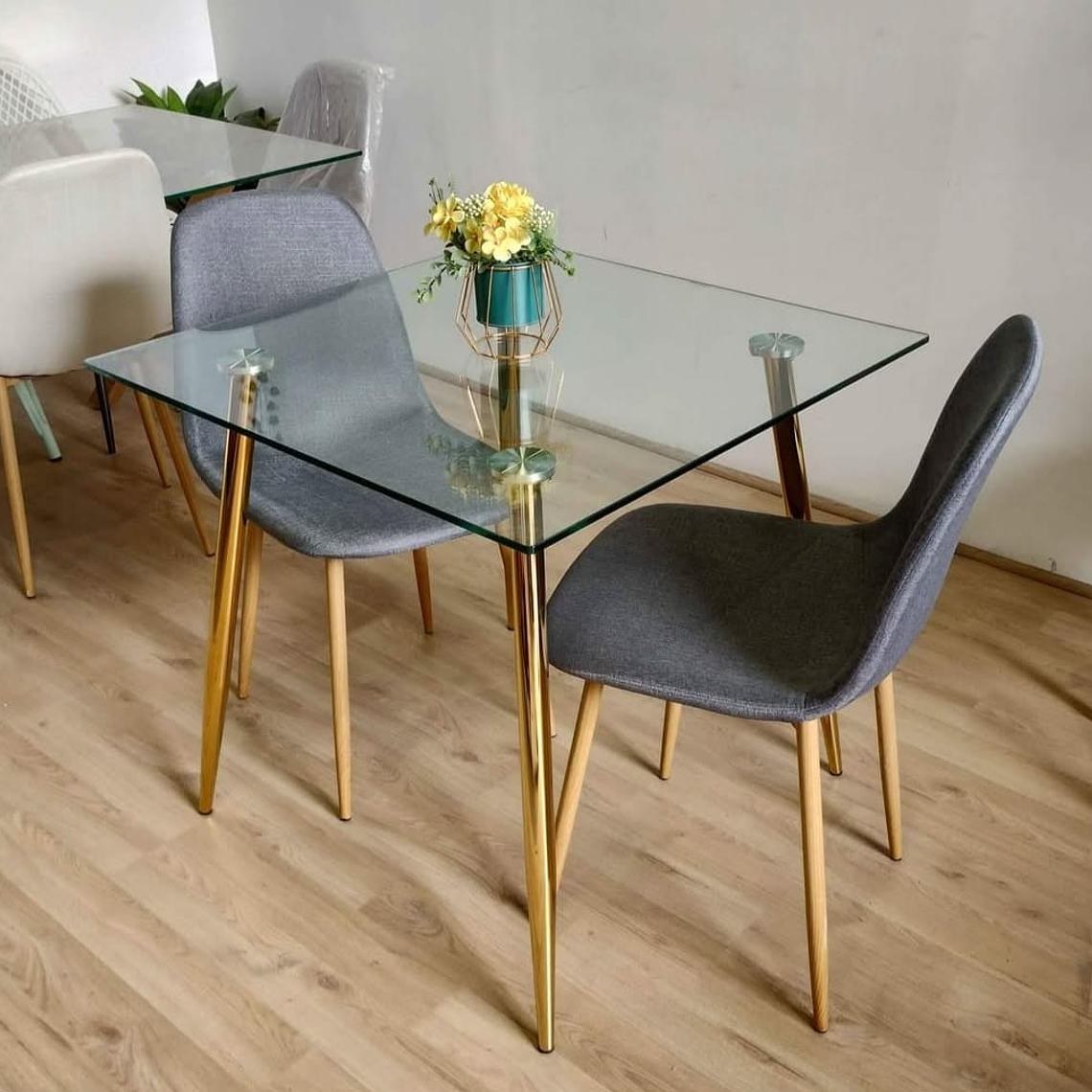 Mesa Vidrio 80 x 80 + 2 sillas Scoop Lino 1