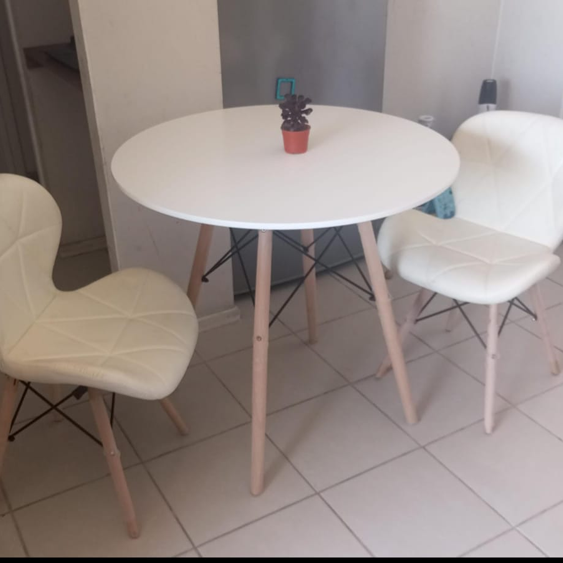 Mesa Melamina 80cm + 2 Sillas Mariposa Eames 1