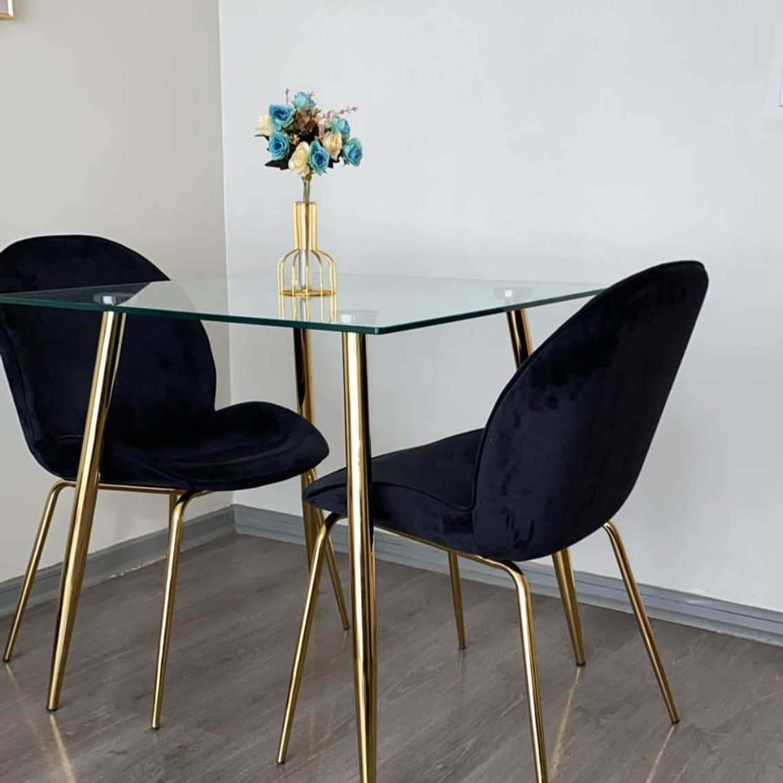 Mesa 80 x 80 dorada + 2 Sillas Velvet 1