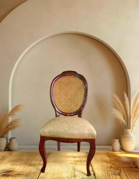 Silla medallón tallada enjuncada 