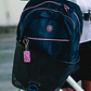 MOCHILA (MU) 20 LT. MAUI AND SONS 5AM189-WC26 AZUL-ROSADO S/T - Miniatura 9