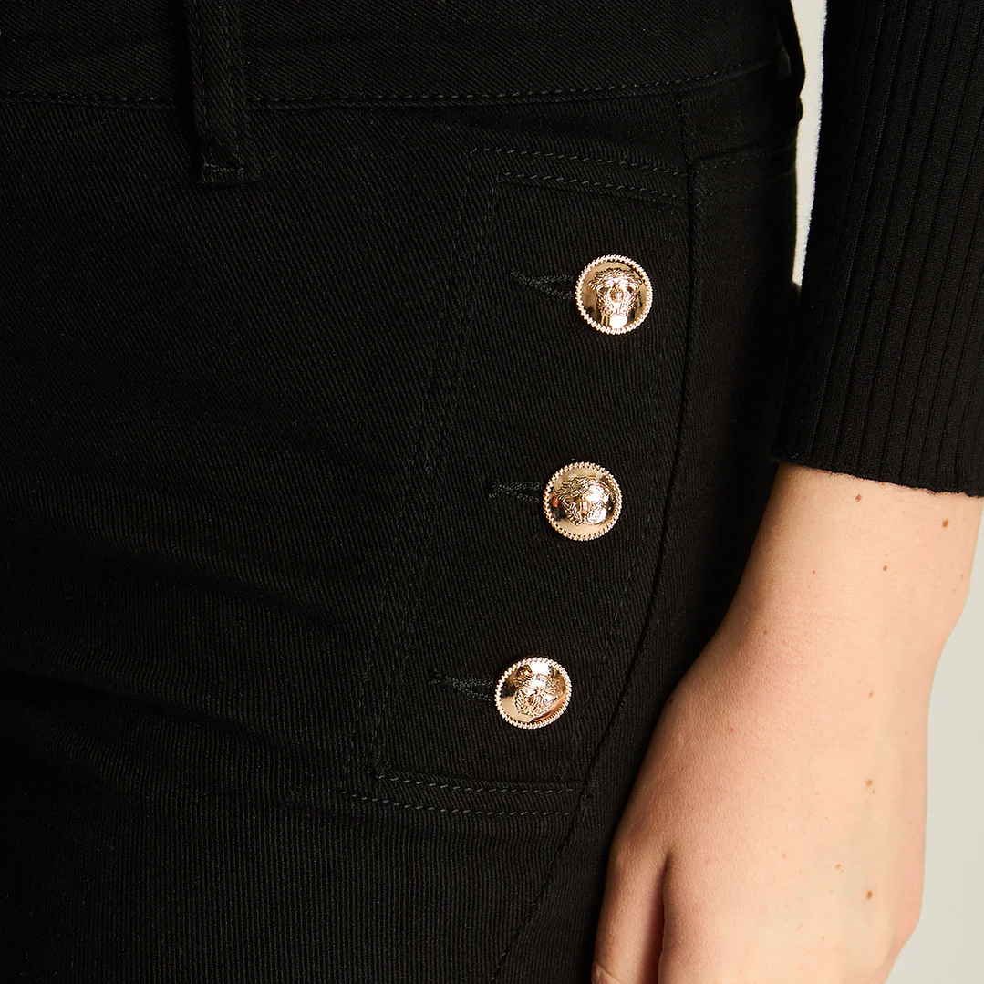 Jeans Negro Flare con Botones Dorados Laterales 738501 4