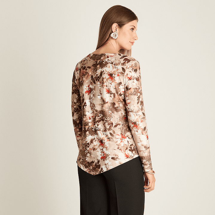 Polera Camel Manga Larga Estampada con Cuello Redondo y Collar 108507 2