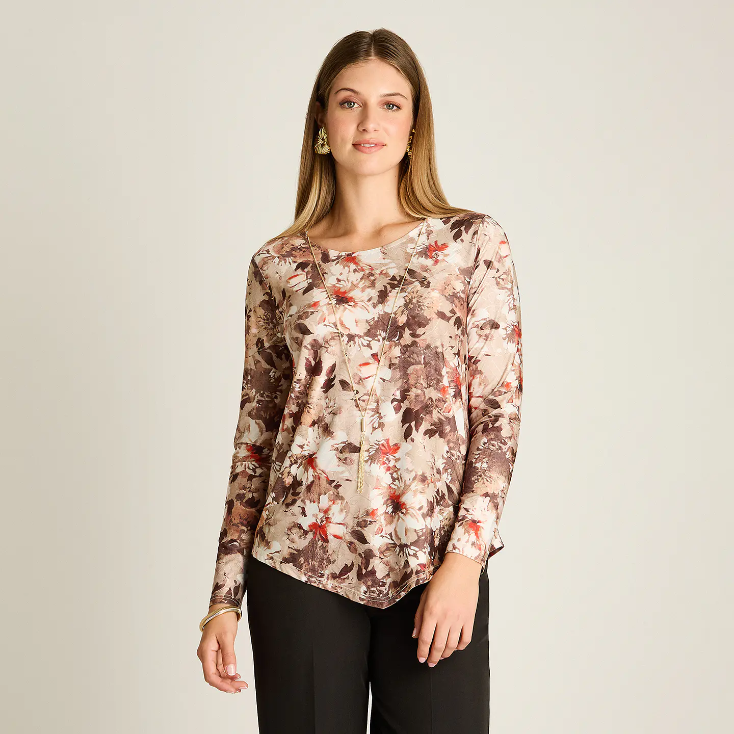 Polera Camel Manga Larga Estampada Con Cuello Redondo Y Collar 108507 1