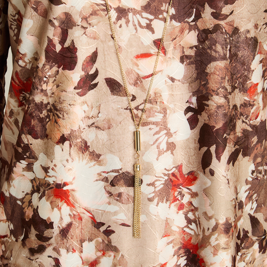 Polera Camel Manga Larga Estampada con Cuello Redondo y Collar 108507 3