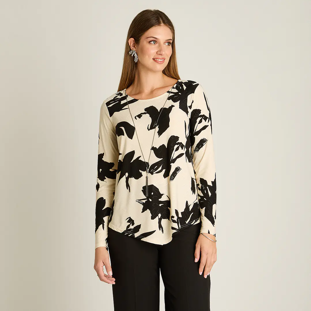 Polera Negra Manga Larga Estampada con Cuello Redondo y Collar 108507 1