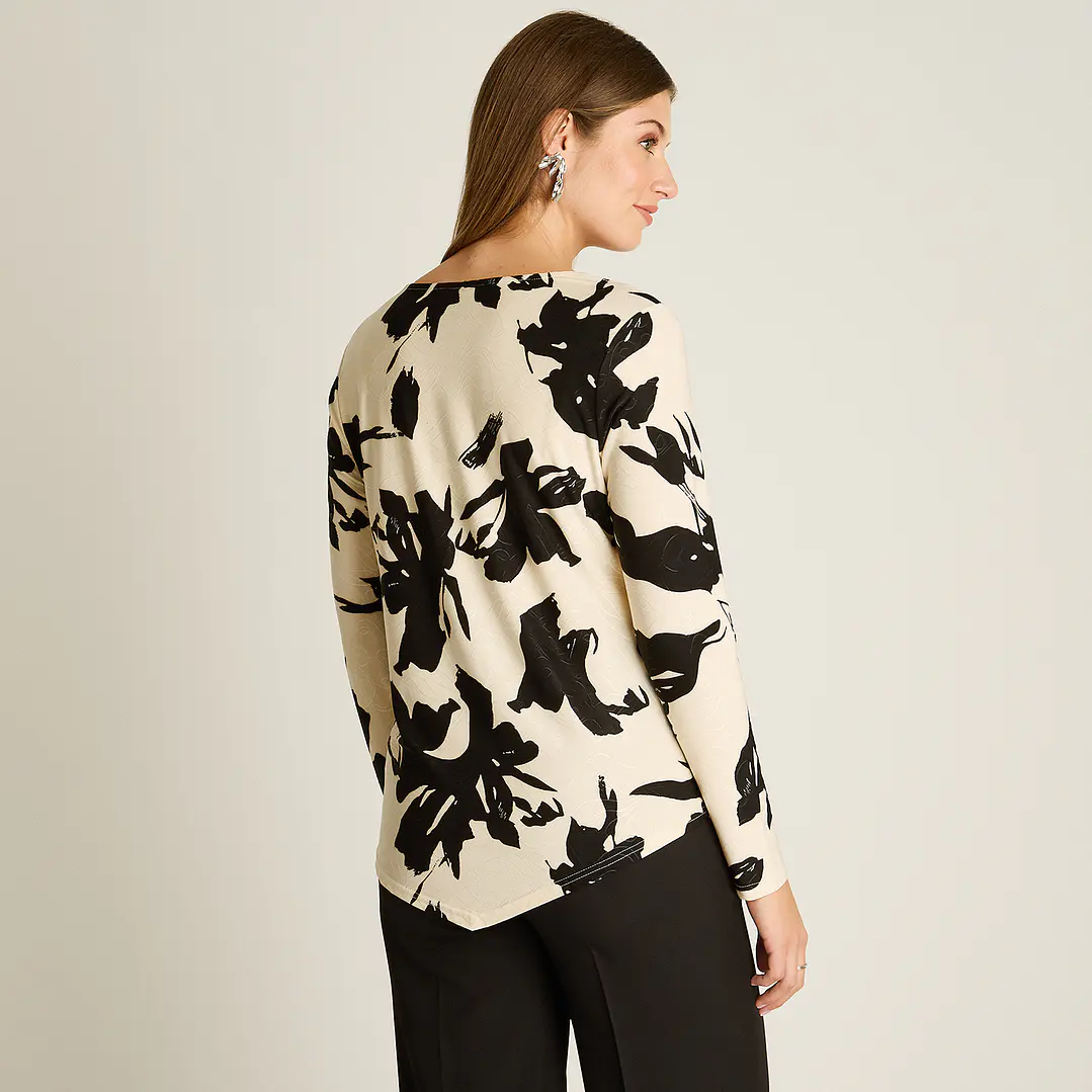 Polera Negra Manga Larga Estampada con Cuello Redondo y Collar 108507 2