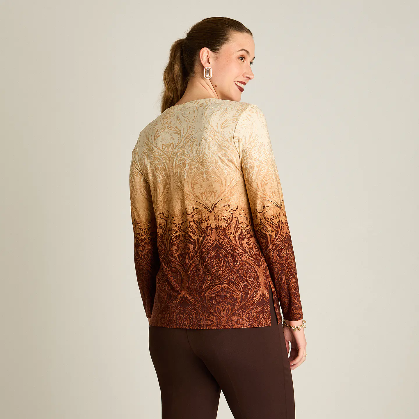 Polera Beige Estampada Manga Larga Con Detalles En El Escote 108505 3