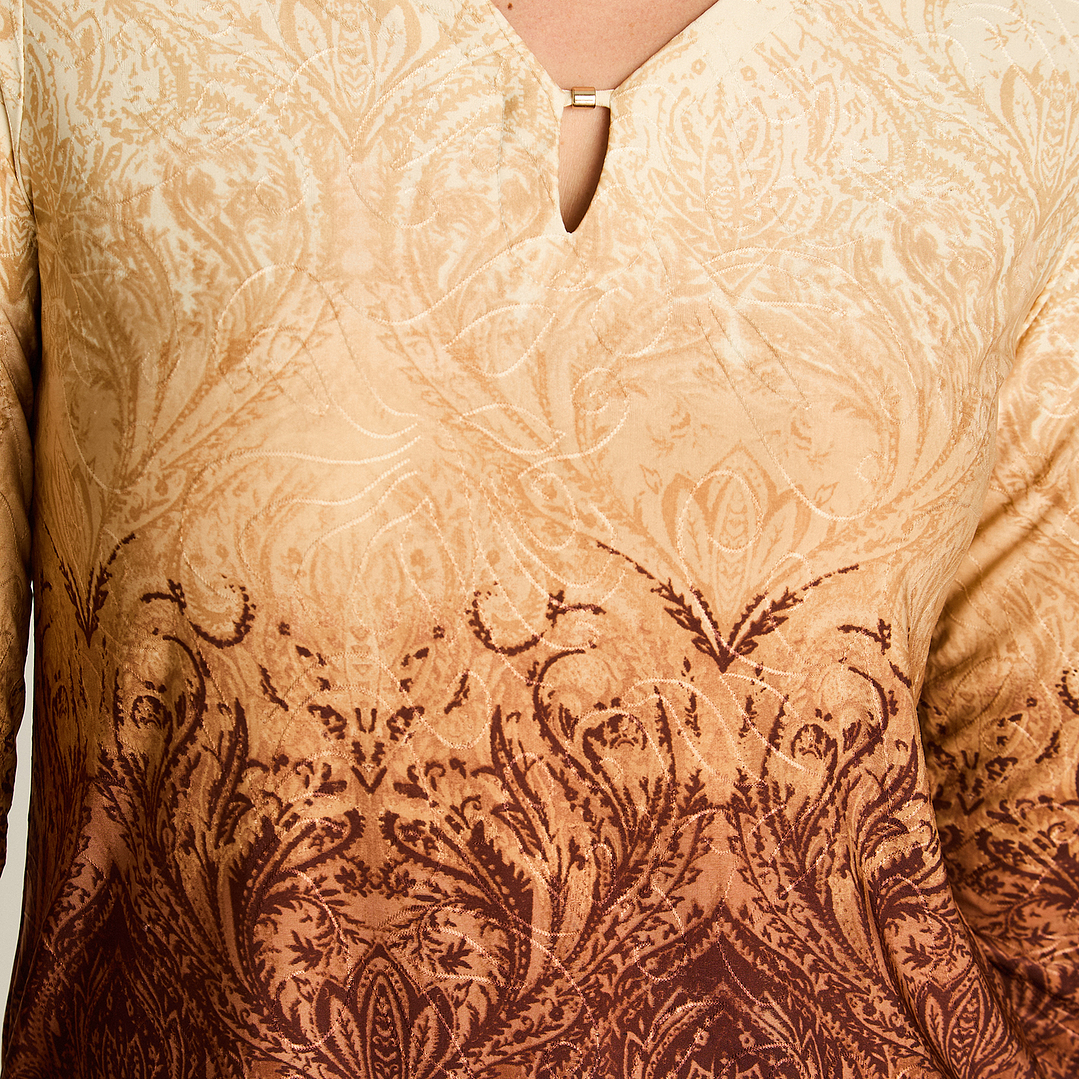 Polera Beige Estampada Manga Larga con Detalles en el Escote 108505 4