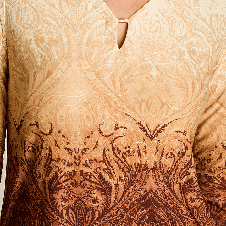 Polera Beige Estampada Manga Larga con Detalles en el Escote 108505 4