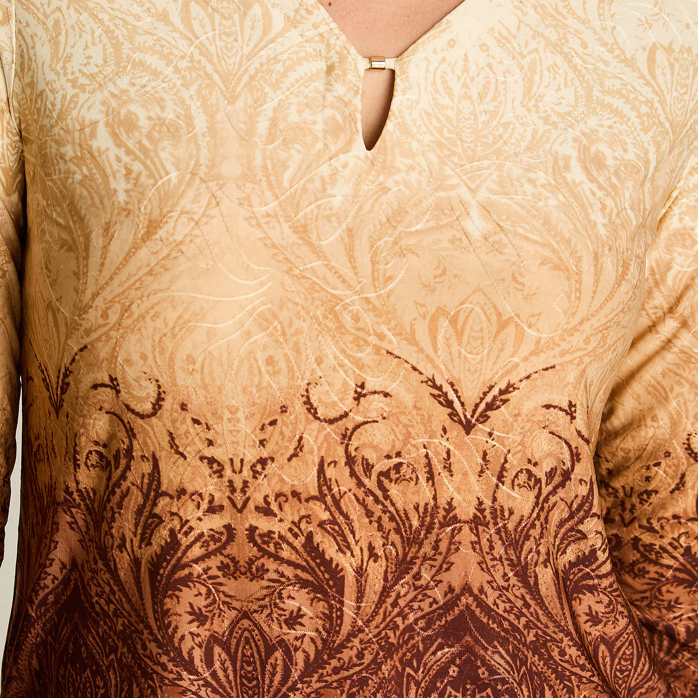 Polera Beige Estampada Manga Larga Con Detalles En El Escote 108505 4